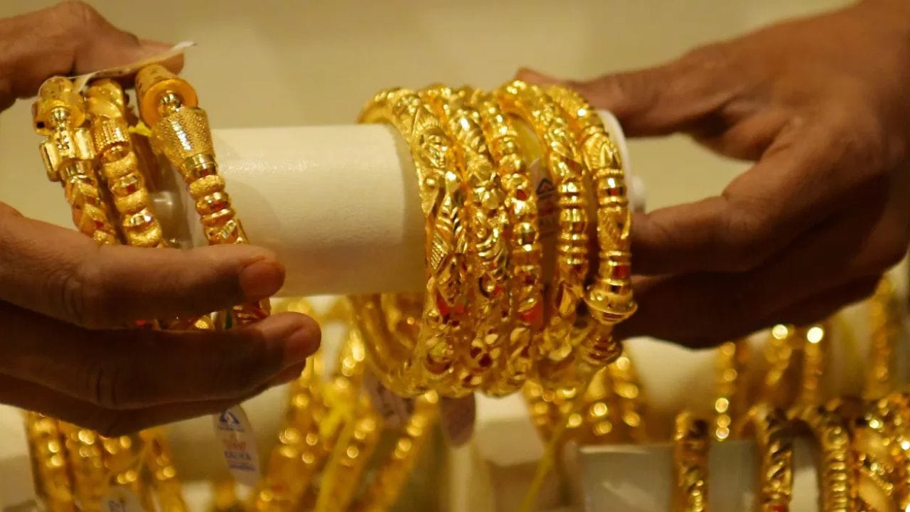 पोलंडनंतर उज्बेकिस्तानचा नंबर लागतो, उज्बेकिस्ताने फेब्रुवारी महिन्यात तब्बल 8 टन सोनं खरेदी केलं आहे. त्यांचा सुवर्णसाठा आता 407 टन वर पोहोचला आहे. तर भारतानं गेल्या महिन्यात 0.2 टन एवढ्याच सोन्याची खरेदी केली आहे. भारताचा सुवर्णसाठा आता 880 टनावर पोहोचला आहे.