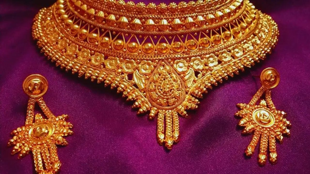 सोन्याचे दर जीएसटीसह प्रति तोळा 1 लाख 56 हजार 251 रुपये तर चांदीचे दर प्रति किलो 2 लाख 60 हजार 590 रुपयांवर पोहचले असून, ग्राहकांना मोठा दिलासा मिळाला आहे.  