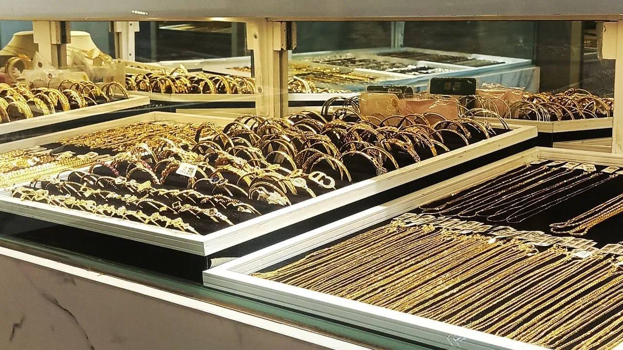 सध्या देशात लग्नसराईचा मौसम असून, सणांसारख्या शुभ प्रसंगी लोक मोठ्या प्रमाणात सोन्याची खरेदीही करतात. अशा परिस्थितीत, बाबा वांगा यांच्या भविष्यवाणीमुळे मध्यमवर्गीय मात्र चिंतेत आहेत.  जर 10 ग्रॅम सोन्याचा भाव 2 लाख रुपयांपेक्षा जास्त झाला, तर सर्वसामान्यांसाठी सोनं खरेदी करणं तर दूर, ते पाहणंही एखाद्या स्वप्नाप्रमाणे ठरेल.  यामुळे देशात सर्वाधिक सोन्याचा वापर करणाऱ्या दक्षिण भारतालाही मोठा धक्का बसू शकतो.  