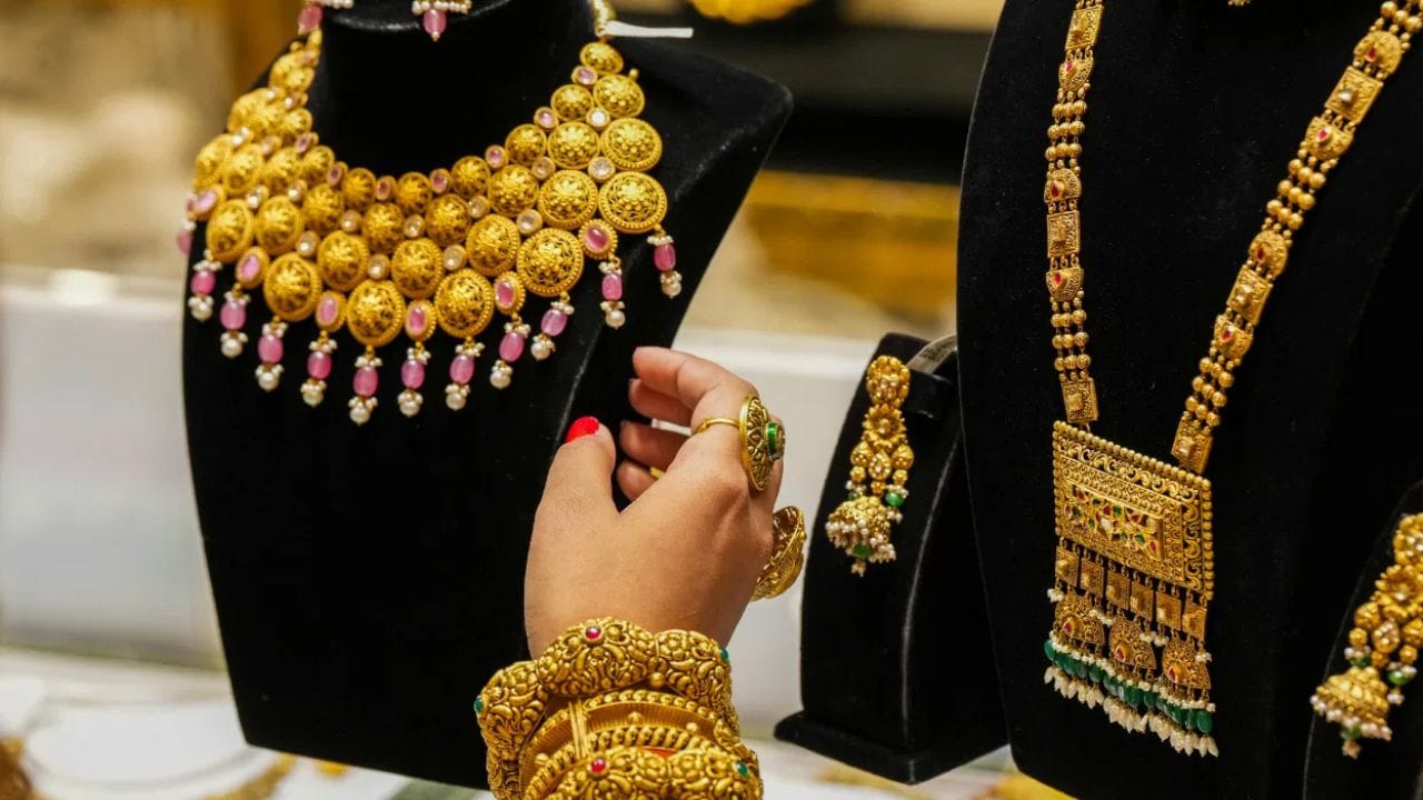 तर दुसरीकडे चीनने देखील सोन्याच्या खरेदीचा सपाटा लावला असून, चीनने गेल्या वर्षी तब्बल 225 टन सोने खरेदी केले आहे. चीनचा सुवर्णसाठा 2305 टनावर पोहोचला आहे.