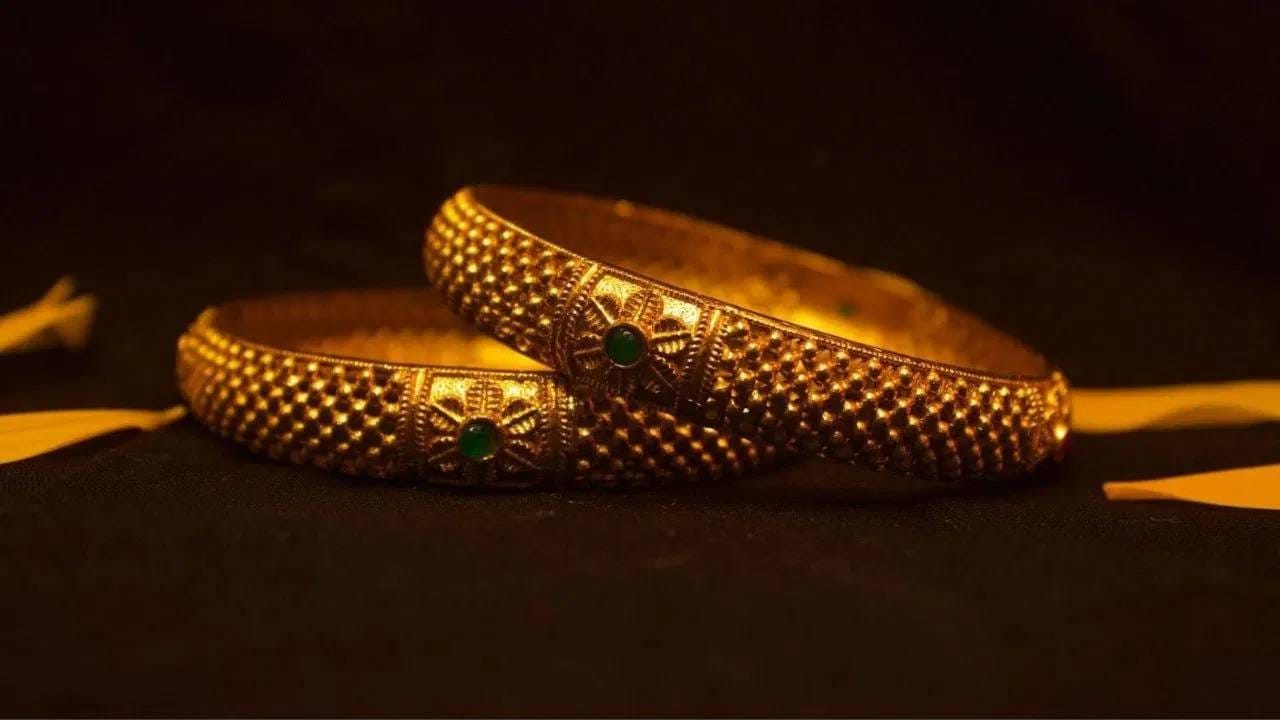 बाबा वांगा यांची भविष्यवाणी यापूर्वीही खऱ्या ठरल्या आहेत. जगाच्या अनेक भागांमध्ये आर्थिक संकटाची चिन्हे आधीच दिसू लागली आहेत. म्हणूनच लोक यावेळीही त्यांचा इशारा गांभीर्याने घेत आहेत. बँकांवरील विश्वास जेवढा कमी होईल, तेवढ्या वेगाने बाजारात सोन्याची किंमत वाढेल. त्यामुळेच येत्या काळात सोन्याच्या दरात मोठी वाढ होण्याची शक्यता आहे. ( डिस्क्लेमर : वरील माहिती उपलब्ध स्रोतावरून देण्यात आलेली आहे. याच्या तथ्यांबद्दल आम्ही कुठलाही दावा करीत नाही.ते अवलंबण्यापूर्वी तज्ज्ञांचा सल्ला जरूर घ्यावा.)