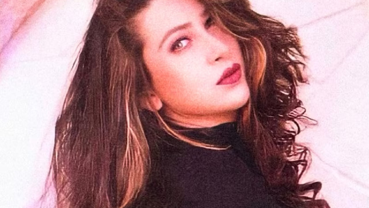 करिश्मा कपूर हिने 1991 मध्ये प्रेम कैदी या चित्रपटातून आपल्या करिअरची सुरुवात केली. सुरुवातीला तिच्या लूकबद्दल टीका झाली, मात्र तिने हार मानली नाही. सातत्याने मेहनत घेत तिने स्वतःला सिद्ध केलं आणि 90 च्या दशकातील टॉप अभिनेत्रींपैकी एक बनली. हीरो नंबर 1, राजा हिंदुस्तानी, दिल तो पागल है आणि बीवी नंबर 1 या चित्रपटांमुळे तिला मोठी लोकप्रियता मिळाली. 2003 मध्ये तिने संजय कपूर यांच्याशी विवाह केला आणि काही काळासाठी चित्रपटांपासून दूर राहिली. नंतर तिने पुनरागमन केलं, मात्र पूर्वीसारखं यश मिळालं नाही.