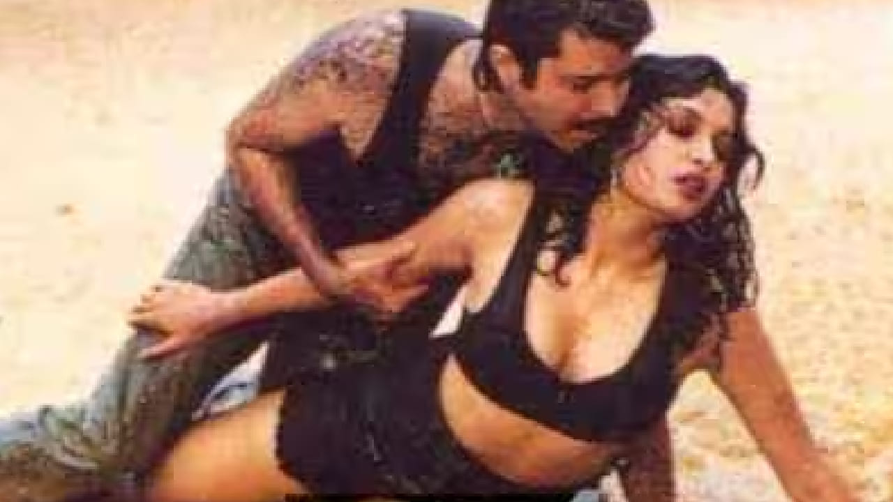 विशेष म्हणजे या गाण्यात काही धाडसी सीन दाखवण्यात आले होते ज्यामुळे प्रेक्षक आणि माध्यमांमध्ये खळबळ उडाली होती. त्या वेळी राम्या कृष्णन या विनोद खन्ना यांच्यापेक्षा सुमारे 24 वर्षांनी लहान होत्या त्यामुळेही या गाण्याची अधिक चर्चा झाली. राम्या कृष्णनने अनेक मोठ्या स्टार्ससोबत रोमँटिक भूमिका साकारल्या आहेत. 