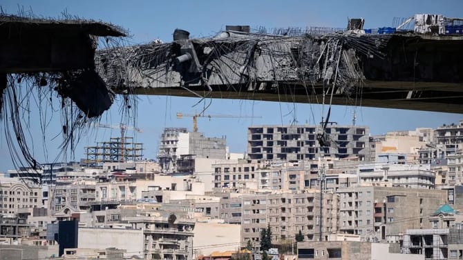 डेडलाईन संपण्याआधीच इराणवर हल्ले, शहरात ब्लॅकआऊट, रेल्वे नेटवर्क नष्ट