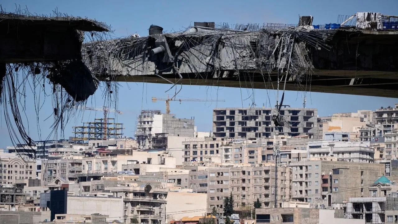 ट्रम्प यांची डेडलाईन संपण्याआधीच इराणवर हल्ले, अनेक शहरात ब्लॅकआऊट, रेल्वे सेवा उद्धवस्थ ट्रम्प यांची डेडलाईन संपण्याआधीच इराणवर हल्ले, अनेक शहरात ब्लॅकआऊट, रेल्वे सेवा उद्धवस्थ