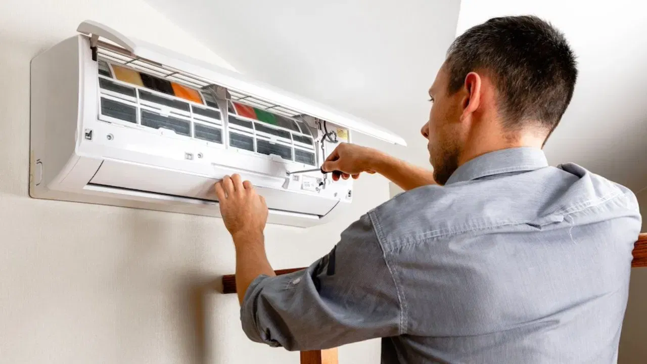 सर्व्हिसिंगसाठी गल्लीतल्या मेकॅनिकला बोलवायचे की कंपनीच्या अधिकृत सेंटरला फोन करायचा? या दोन्ही पर्यायांमध्ये नेमका फरक काय? आणि तुमचे पैसे कुठे वाचतील? हे जाणून घेणे गरजेचे आहे.