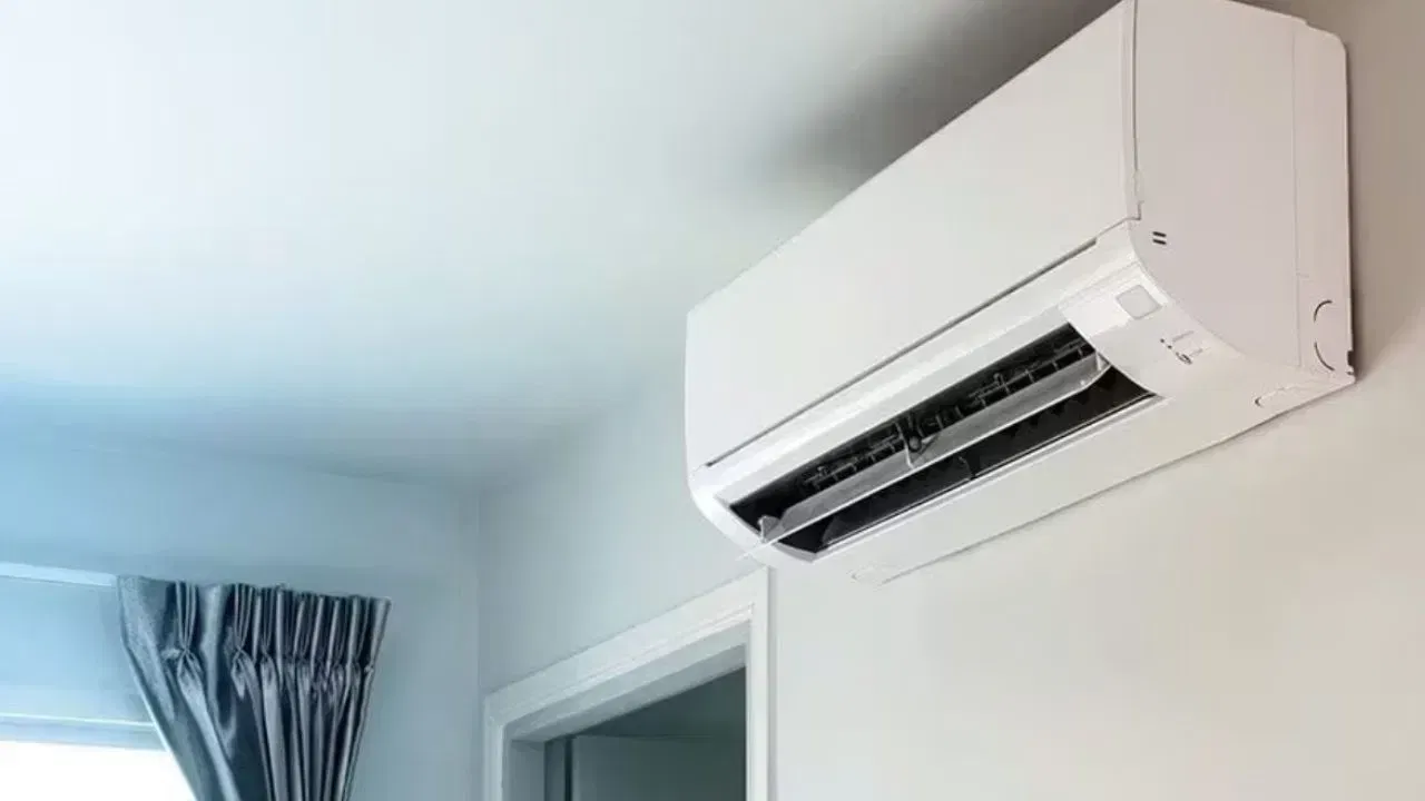 कंपनीकडून सर्व्हिसिंग करून घेण्याचे काही खास फायदे आहेत जे स्थानिक मेकॅनिककडे मिळत नाहीत. कंपनीचे मेकॅनिक हे त्या ब्रँडच्या तांत्रिक बाबींसाठी विशेष प्रशिक्षिण घेतलेले असतात. जर उपकरणाचा एखादा भाग खराब झाला, तर कंपनी नेहमी ओरिजनल स्पेअर पार्ट्स वापरते.