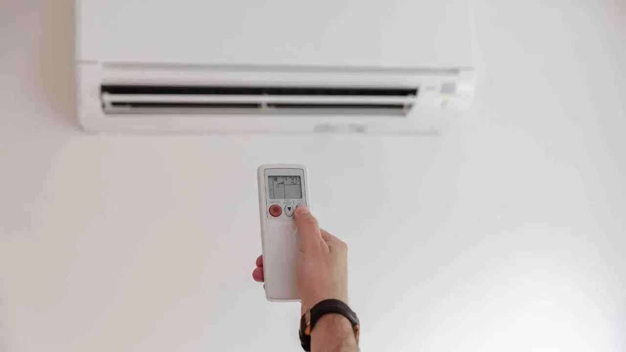 एसीच्या खोलवर स्वच्छतेसाठी कंपनीचे लोक प्रेशर जॅकेट्स आणि आधुनिक साधनांचा वापर करतात, ज्यामुळे उपकरण जास्त काळ टिकते. स्थानिक मेकॅनिक निवडताना काही धोकेही असतात. अनेकदा त्यांच्याकडे योग्य साधने नसतात, ज्यामुळे ते फक्त वरवरची साफसफाई करतात. तसेच, ते स्वस्त किंवा बनावट पार्ट्स वापरण्याची शक्यता असते, ज्याचा परिणाम उपकरणाच्या आयुष्यावर होतो.