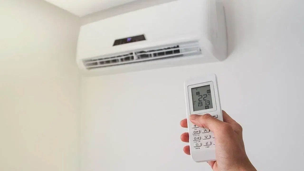 जर तुमच्या एसी किंवा फ्रिजमध्ये कोणतीही तांत्रिक अडचण नसेल आणि फक्त धूळ साफ करायची असेल, तर अनुभवी स्थानिक मेकॅनिक हा परवडणारा पर्याय आहे. जर गॅस लीकेज, कॉम्प्रेसरची समस्या किंवा तांत्रिक बिघाड असेल, तर कंपनीच्या मेकॅनिककडूनच दुरुस्ती करून घेणे सुरक्षित ठरते. थोडक्यात सांगायचे तर, लहान कामांसाठी स्थानिक आणि मोठ्या कामांसाठी कंपनीचा पर्याय निवडणे हे तुमच्यासाठी फायदेशीर ठरते.