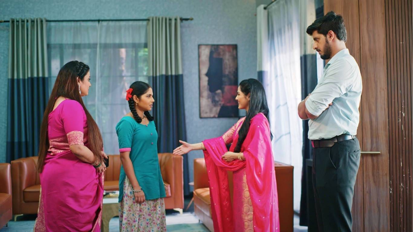 झी मराठी वाहिनीवरील 'कमळी' ही मालिका सध्या प्रेक्षकांच्या मनावर अधिराज्य गाजवत आहे. कथानकातील सतत येणारी मनोरंजक वळणं, पात्रांमधील भावनिक गुंतागुंत आणि नात्यांमधील चढ-उतार यामुळे ही मालिका अधिकच उत्कंठावर्धक बनत आहे. कमळी आणि ऋषी यांच्या नात्यातील नवीन घडामोडी प्रेक्षकांचं लक्ष वेधून घेत असतानाच आता मालिकेत एका नव्या पात्राची एण्ट्री झाली आहे, जी त्यांच्या आयुष्यात महत्त्वपूर्ण बदल घडवून आणणार आहे.