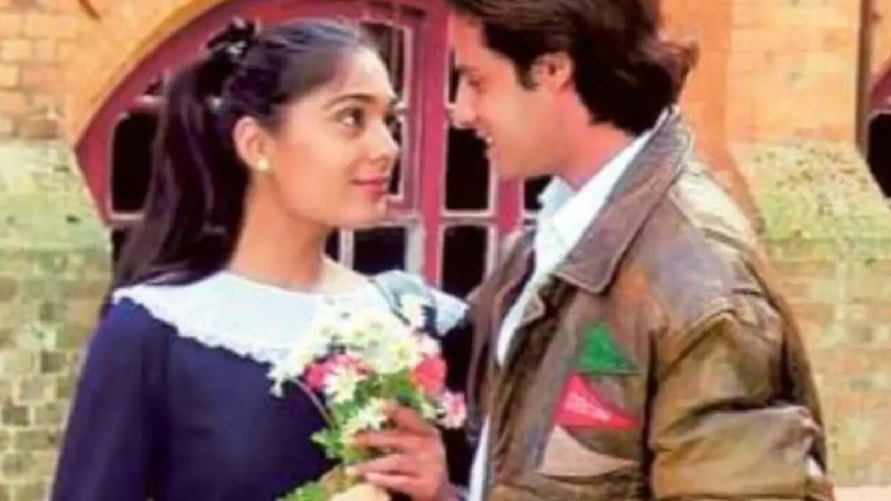 अलीकडे राहुल रॉय एका व्हिडिओमुळे चर्चेत आला आहे. त्याचा एक डान्स करतानाचा व्हिडीओ प्रचंड व्हायरल  झाला आहे. ज्यामुळे त्याला ट्रोलिंगला सामोरं जावं लागलं आहे. अनेकांनी त्याच्या परिस्थितीची खिल्ली उडवली आहे.