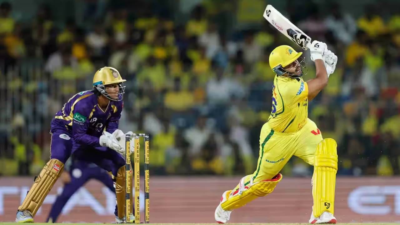 आयपीएल 2026 स्पर्धेत चेन्नई सुपर किंग्सचा मोठं नुकसान झालं आहे. या स्पर्धेतून आयुष म्हात्रे दुखापतीमुळे आऊट झाला आहे. सनरायझर्स हैदराबादविरुद्धच्या सामन्यात दुखापत झाली आणि स्पर्धेला मुकला आहे. आता प्रश्न असा आहे की त्याची जागा कोण घेणार? सध्या तीन नावं चर्चेत आहेत. (Photo: IPL/BCCI)