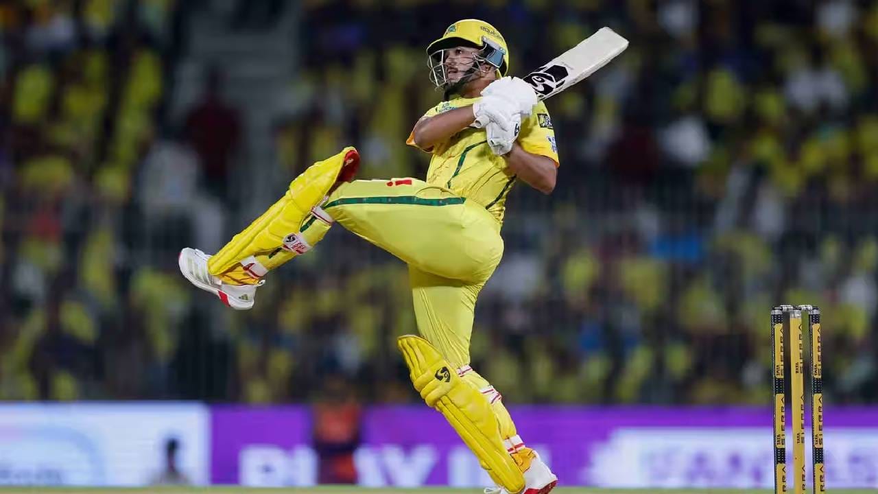 आयुष म्हात्रे फॉर्मात होता आणि त्याने सहा सामन्यात 33.50 सरासरीने 201 धावा केल्या होत्या. त्याचा स्ट्राईक रेटही 177.87 चा होता. त्याने 12 षटकार आणि 20 चौकार मारले  होते. पण हैदराबादविरुद्धच्या सामन्यात फलंदाजी करतना हॅमस्ट्रिंग खेचली गेली आणि स्पर्धेला मुकाला. (Photo: IPL/BCCI)