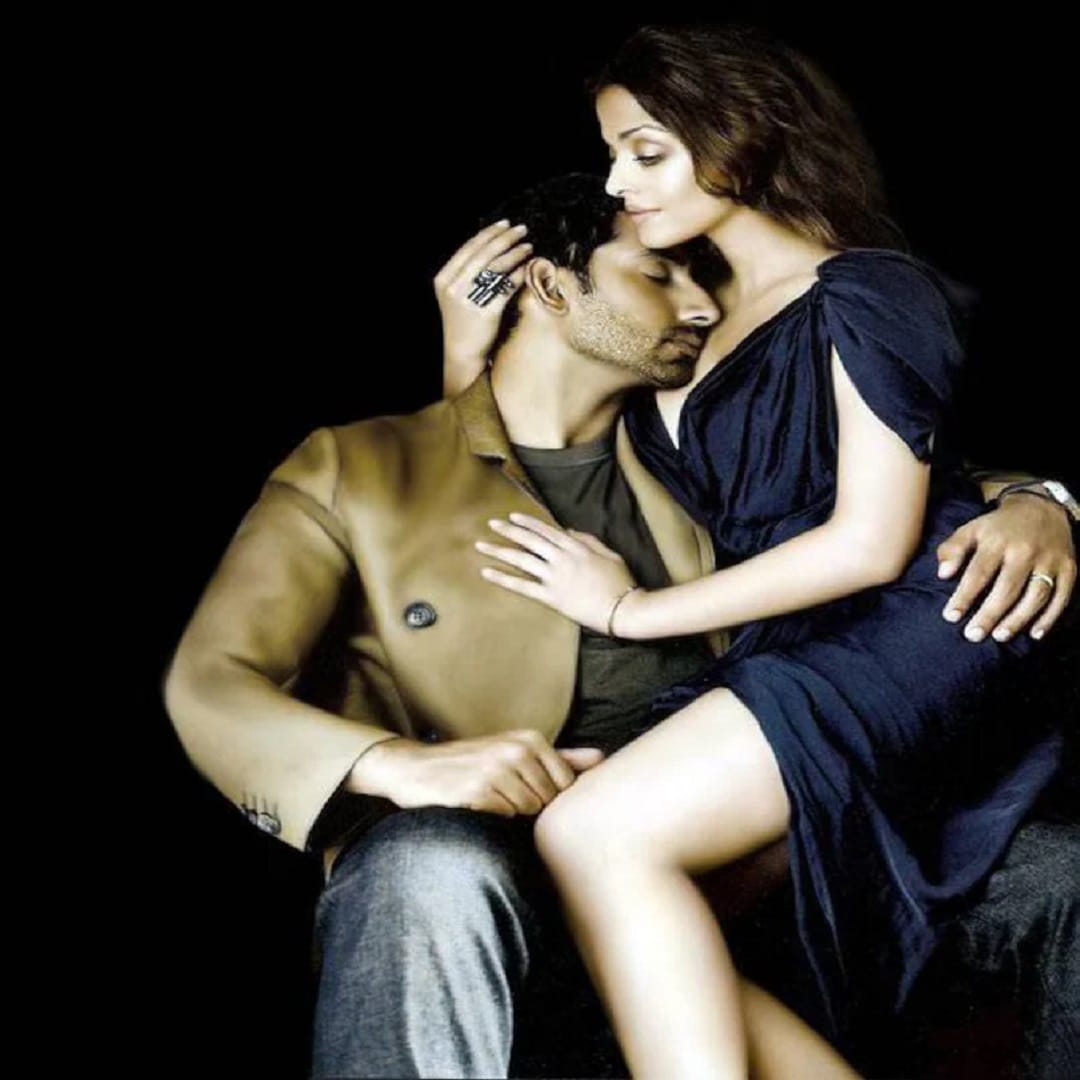 हे फोटो 2010 मध्ये प्रदर्शित झाले होते. म्हणजे ऐश्वर्या - अभिषेक यांच्या लग्नाच्या तीन वर्षांनंतर... दोघांचं लग्न 2007 मध्ये झालं होतं... ऐश्वर्या - अभिषेक यांची लव्हस्टोरी सर्वात सिंपल आणि क्यूट आहे... दोघांच्या नात्याची सुरुवात 2000 मध्ये प्रदर्शित झालेल्या 'ढाई अक्षर प्रेम के' सिनेमाच्या सेटवर झालेली.  