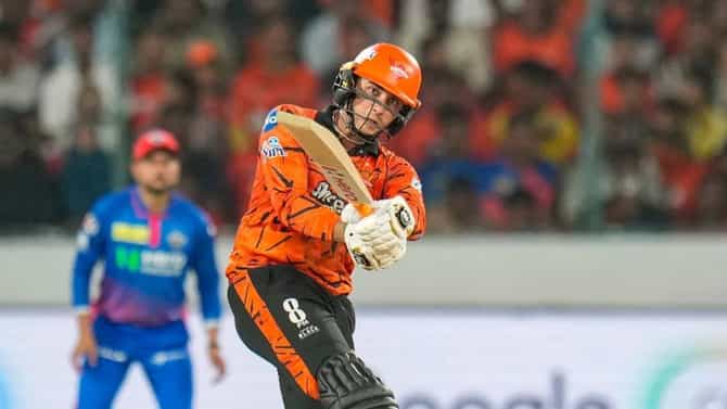 IPL 2026 : अभिषेक शर्मा पाकिस्तानच्या एका खेळाडूला रोज नुसता कानफटवतोय, पुढच्यावेळी बोलण्याआधी दहावेळा विचार करेल