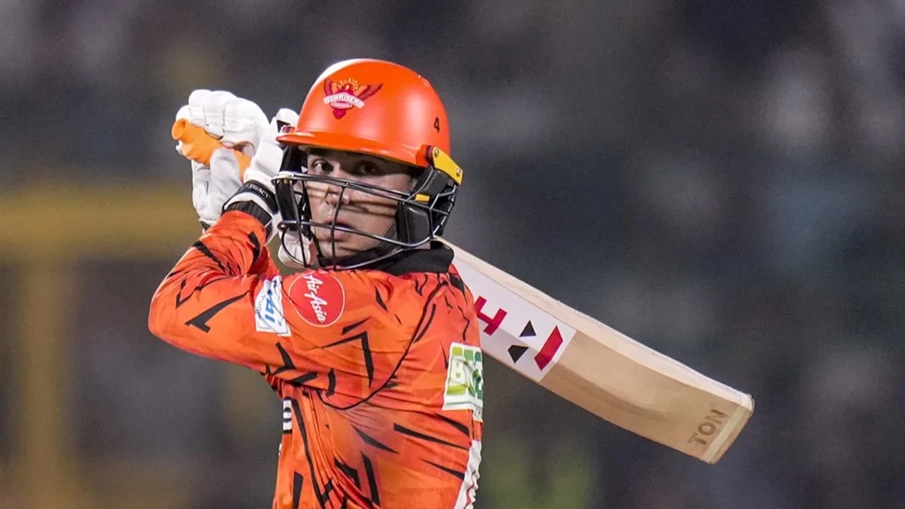 वैभव सूर्यवंशी याच्यानंतर अभिषेक शर्मा दुसऱ्या स्थानी आहे. अभिषेकने आतापर्यंत 56 षटकार लगावले आहेत. अभिषेक दर 7.25 चेंडूत षटकार लगावतो. (Photo Credit :  PTI)