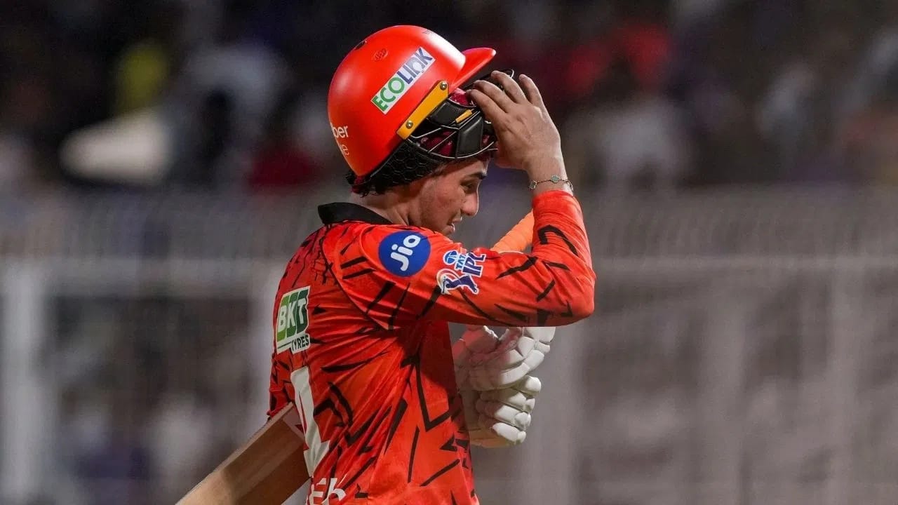अभिषेकने वर्ल्ड कप स्पर्धेत सलग 3 वेळा झिरोवर बाद झाल्यानंतर कमबॅक केलं. मात्र सनरायजर्स हैदराबादचा युवा फलंदाज पुन्हा त्या ट्रॅकवर परतताना दिसतोय. अभिषेक आयपीएल 2026 स्पर्धेत 5 एप्रिलला लखनौ सुपर जायंट्स विरुद्ध झिरोवर आऊट झाला. मोहम्मद शमी याने अभिषेकला आऊट केलं. (Photo Credit: PTI)