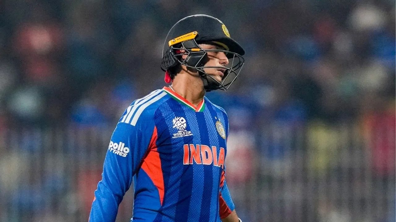 अभिषेकची यासह 2026 वर्षात झिरोवर आऊट होण्याची ही सहावी वेळ ठरली. अभिषेक नववर्षात 21 जानेवारी रोजी पहिल्यांदा झिरोवर आऊट झाला. त्यानंतर अभिषेकची 5 एप्रिलला भोपळा न फोडण्याची एकूण सहावी वेळ ठरली. अभिषेक या 75 दिवसांदरम्यान एकूण 14 टी 20 सामने खेळला. या 14 पैकी 6 सामन्यांत अभिषेक आला तसाच गेला. अभिषेक वर्ल्ड कप स्पर्धेआधी झालेल्या न्यूझीलंड विरूद्धच्या टी 20I मालिकेतही 2 वेळा खातं उघडण्यात अपयशी ठरला होता. (Photo Credit: PTI)