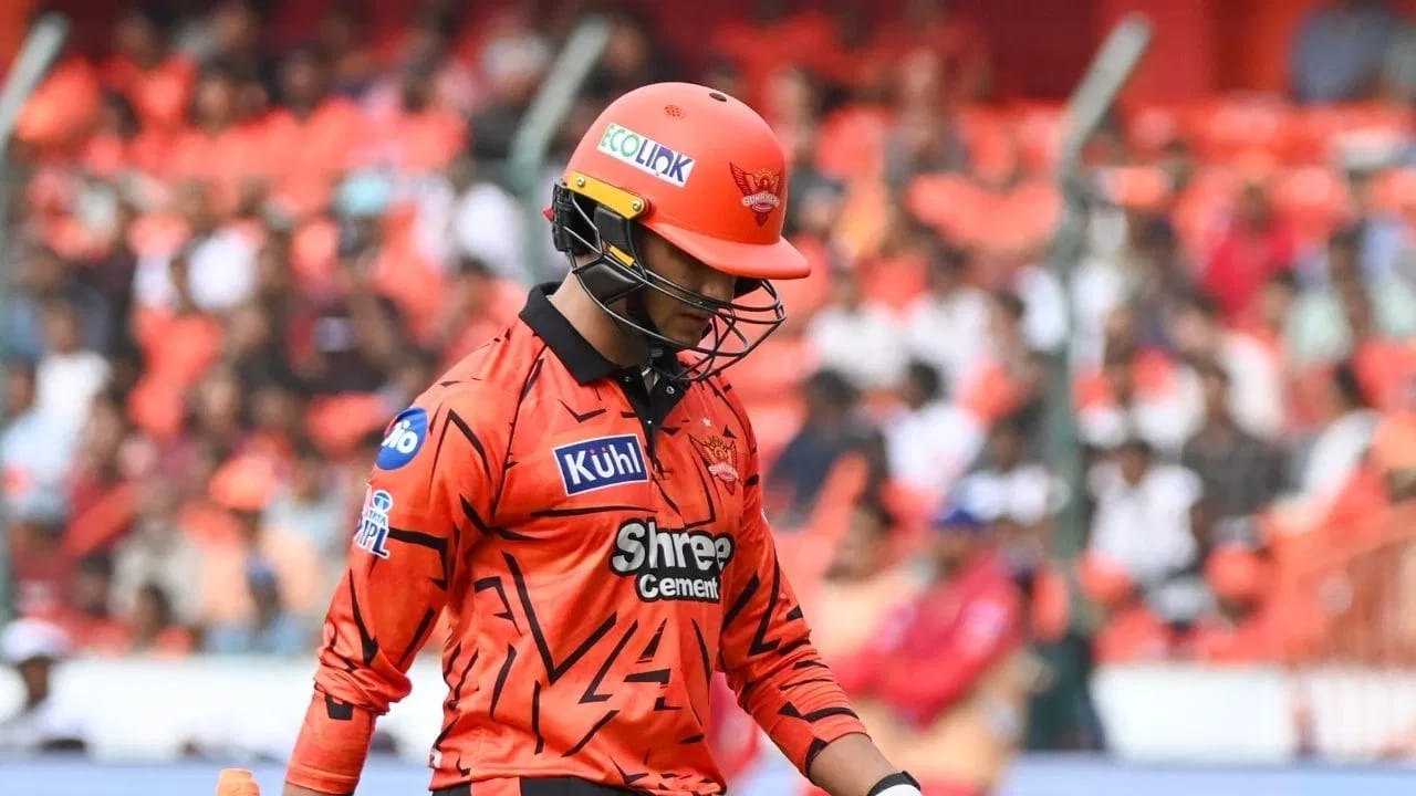 अभिषेकने आयपीएल स्पर्धेतील 17 आणि 18 व्या मोसमात उल्लेखनीय कामगिरी केली. अभिषेकने भारतासाठी टी 20i क्रिकेटमध्ये अप्रतिम कामगिरी केली. मात्र अभिषेक गेल्या काही महिन्यांत अपवाद वगळता अपयशी ठरत आहे. कहर म्हणजे फक्त अपयशीच नाही तर त्याला भोपळाही फोडता येत नाहीय. (Photo Credit: PTI)