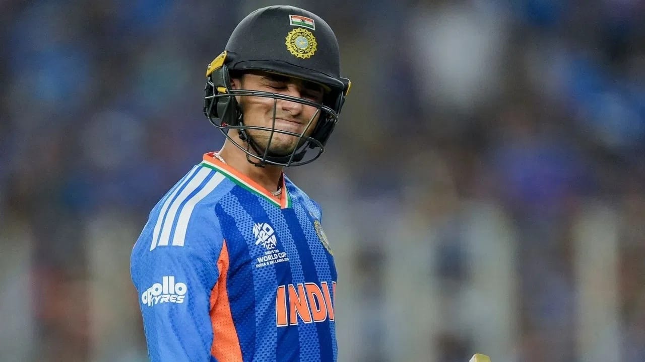 टीम इंडियाचा युवा ओपनर अभिषेक शर्मा नुकत्याच झालेल्या टी 20i वर्ल्ड कप स्पर्धेत सलग 3 वेळा झिरोवर आऊट झाला. अभिषेकने फायनलमध्ये अर्धशतक करुन डॅमेज कंट्रोल केलं. मात्र अभिषेकने झिरोवर आऊट होण्याची परंपरा आयपीएल स्पर्धेतही कायम ठेवली आहे. (Photo Credit: PTI)