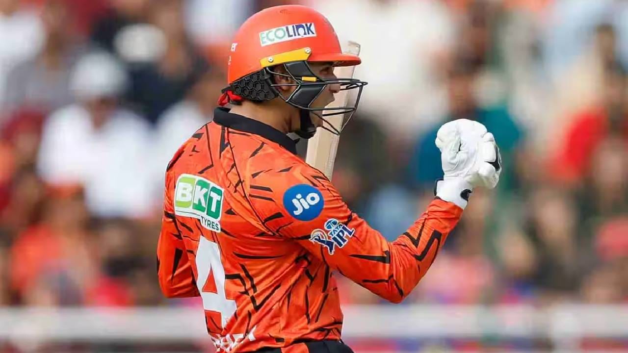 6,6,6,6,6,4,4,4,4,4 अभिषेक शर्माचा झंझावात, पंजाब किंग्सविरुद्ध 18 चेंडूत ठोकलं आक्रमक अर्धशतक 6,6,6,6,6,4,4,4,4,4 अभिषेक शर्माचा झंझावात, पंजाब किंग्सविरुद्ध 18 चेंडूत ठोकलं आक्रमक अर्धशतक