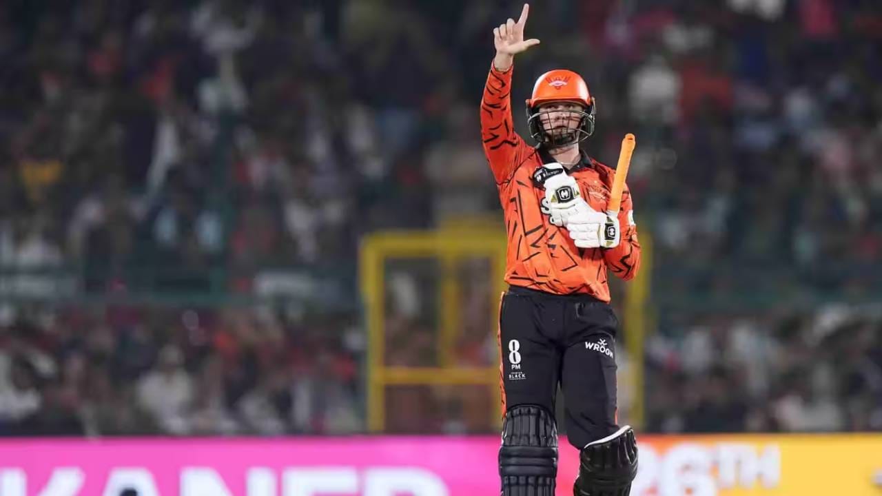 सनरायझर्स हैदराबादचा अभिषेक शर्मा या यादीत दुसऱ्या स्थानावर आहे. त्याने 8 डावात 28 षटकार मारले आहेत. त्यामुळे गोलंदाजांना त्याची धास्ती लागून आहे. सुरूवातीला फॉर्ममुळे त्रस्त होता. मात्र सूर गवसताच गोलंदाजांचा कर्दनकाळ ठरला आहे. (Photo- IPL/BCCI)