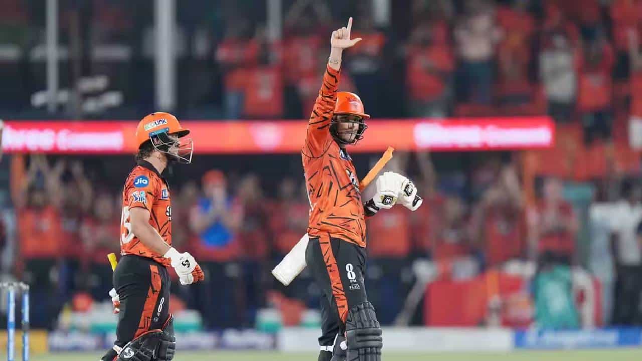 SRH vs DC: अभिषेक शर्माने शतकी खेळीसह एका झटक्यात मोडले इतके सारे विक्रम, काय ते जाणून घ्या