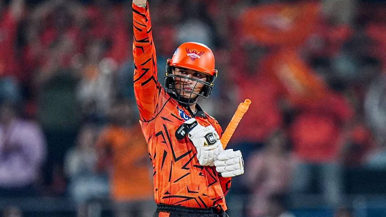 आयपीएल 2026 स्पर्धेतील 27व्या सामन्यात चेन्नई सुपर किंग्सविरुद्धच्या सामन्यात अभिषेक शर्माच्या फलंदाजीची धार पाहायला मिळाली. या सामन्यात त्याने चौकार आणि षटकारांचा वर्षावर केला. तसेच 15 चेंडूत अर्धशतक पूर्ण केलं. (Photo: Sunriser Hyderabad Twitter)