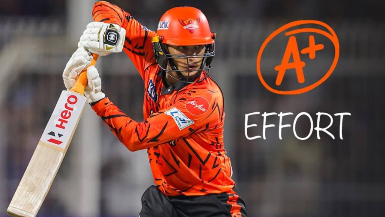 अभिषेक शर्माने आपल्या आक्रमक खेळीचं दर्शन घडवलं. त्याने आक्रमक खेळी करत संघाची धावगती वाढवण्यास मदत केली. अभिषेक शर्माने 21 चेंडूत 48 धावांची खेोळी केली. या खेळीत त्याने 4 चौकार आणि 4 षटकार मारले. (Photo: SRH Twitter)