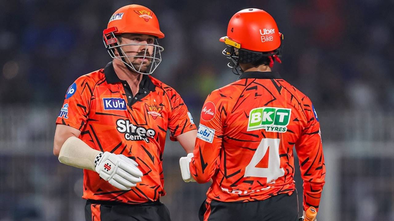 अभिषेक शर्मा या वर्षी न्यूझीलंडविरुद्धच्या टी20 मालिकेत 2 वेळा शून्यावर बाद झाला. त्यानंतर टी20 वर्ल्डकप 2026 मध्ये 3 वेळा खातं न खोलता तंबूत परतला. आता आयपीएल 2026 स्पर्धेतील दुसऱ्या सामन्यात शून्यावर बाद झाला. (Photo: Sunrisers Hydrabad)