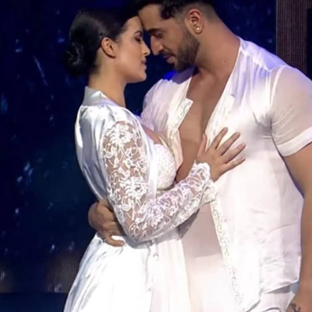 नताशा मूळ भारताची नाहीय, ती सर्बियावरुन भारतात आली आहे. संघर्ष करुन ती इथवर पोहोचली आहे. भारतात आल्यानंतर तिचं नाव अली गोनीसोबत जोडलं गेलं. हा नातं फार काळ टिकलं नाही. अली आणि नताशा 'नच बलिए 9' शो मध्ये सहभागी झालेले. (Photo- Natasa Stankovic Instagram)