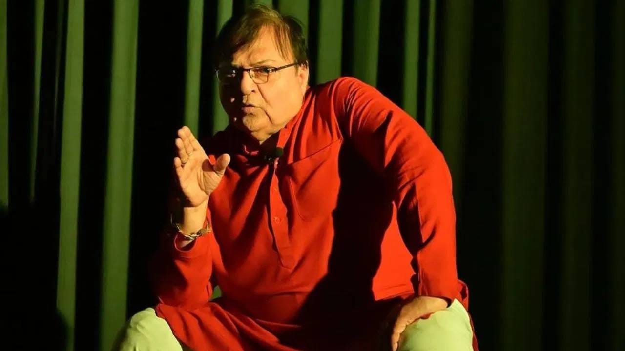  राकेश बेदी यांचा एक किस्सा खूप चर्चिला जातो. करिअरच्या सुरुवातीच्या दिवसात त्यांच्याकडे काम नव्हतं. अभिनेत्याकडे खाण्याचेही पैसे उरले नव्हते. 1 रुपये इतकाच बँक बॅलन्स शिल्लक उरला होता. 