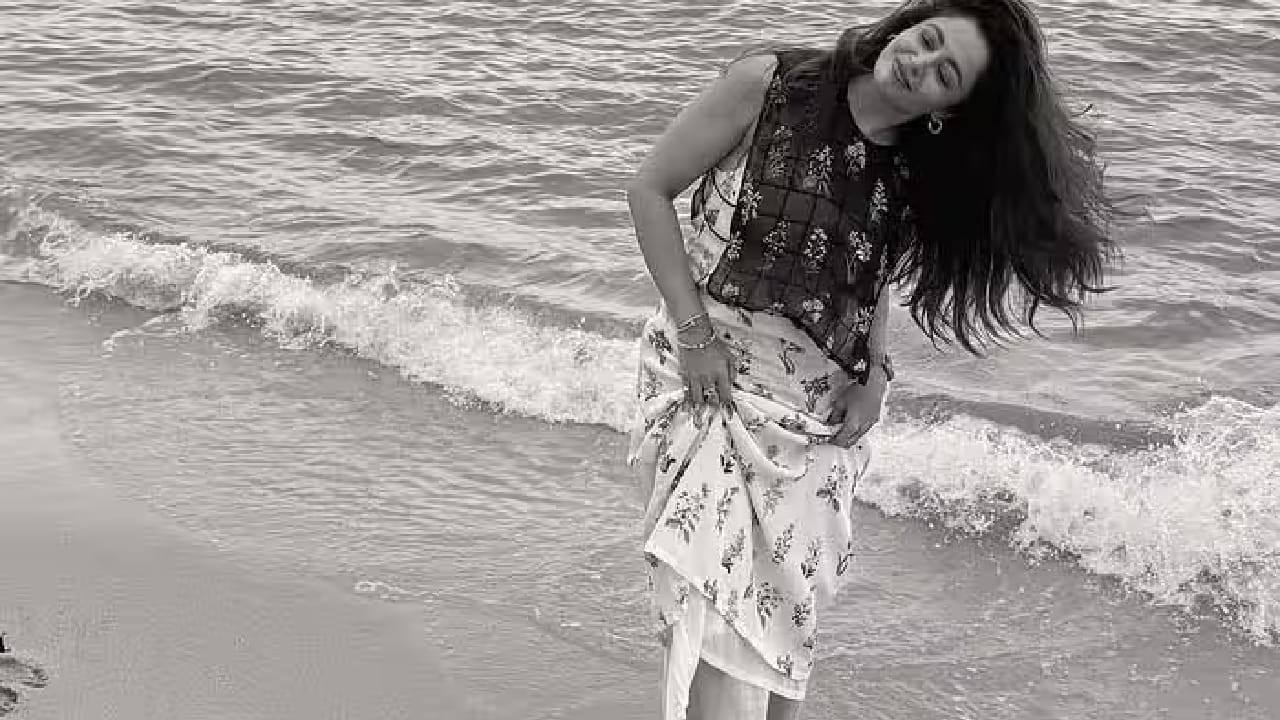 नेहा पेंडसेने एका लोकप्रिय मालिकेत स्वतःपेक्षा तब्बल 20 वर्षांनी मोठ्या अभिनेत्यासोबत पती-पत्नीची भूमिका साकारली होती. ही मालिका म्हणजे Bhabiji Ghar Par Hain!. या शोमध्ये तिने ‘अनीता भाभी’ ही भूमिका साकारत प्रेक्षकांचे लक्ष वेधून घेतले. तिच्या ऑनस्क्रीन पतीची भूमिका आसिफ शेखने साकारली होती.