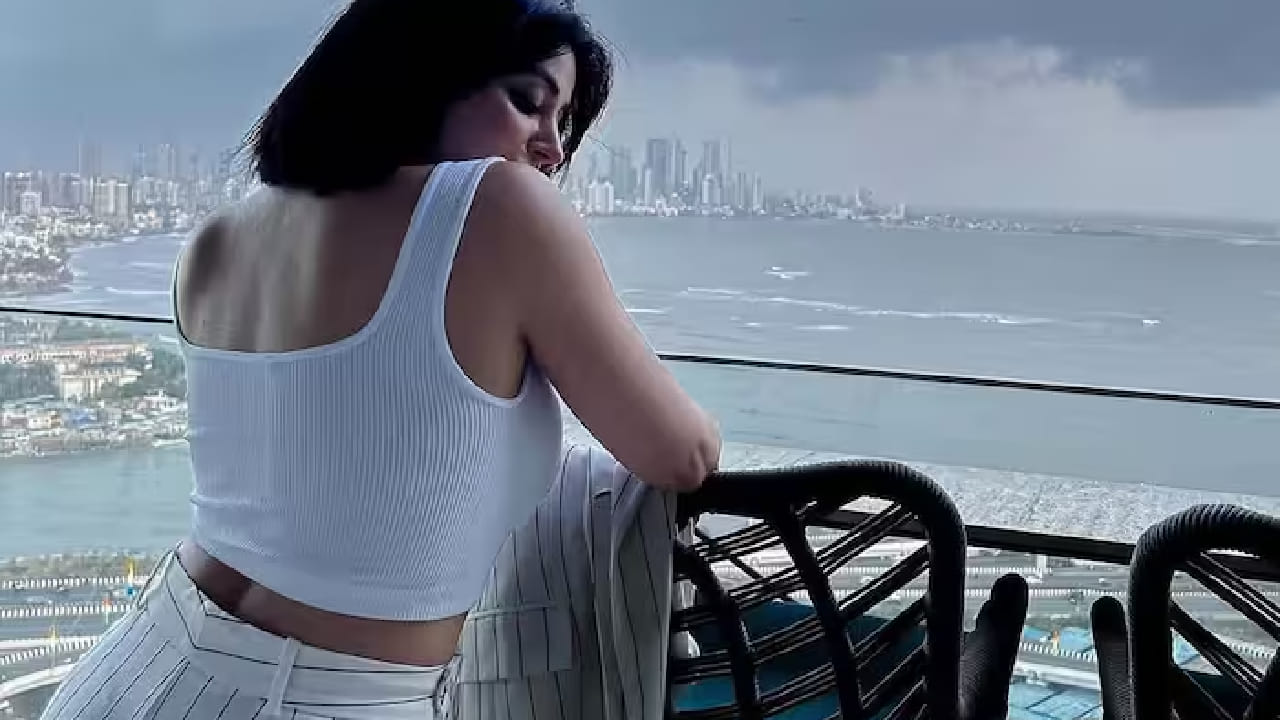 टीव्ही इंडस्ट्रीमध्ये अनेक अभिनेत्री अशा आहेत, ज्यांनी स्वतःपेक्षा वयाने मोठ्या अभिनेत्यांसोबत स्क्रीनवर रोमान्स केला आहे. आज आपण अशाच एका अभिनेत्रीबद्दल जाणून घेणार आहोत. जिने तिच्यापेक्षा 20 वर्षांनी मोठ्या अभिनेत्यासोबत रोमान्स केला. 