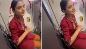 विमानाच्या टेकऑफ अन् लँडिंगवेळी एअर होस्टेस हात मांड्याखाली का दाबतात?.