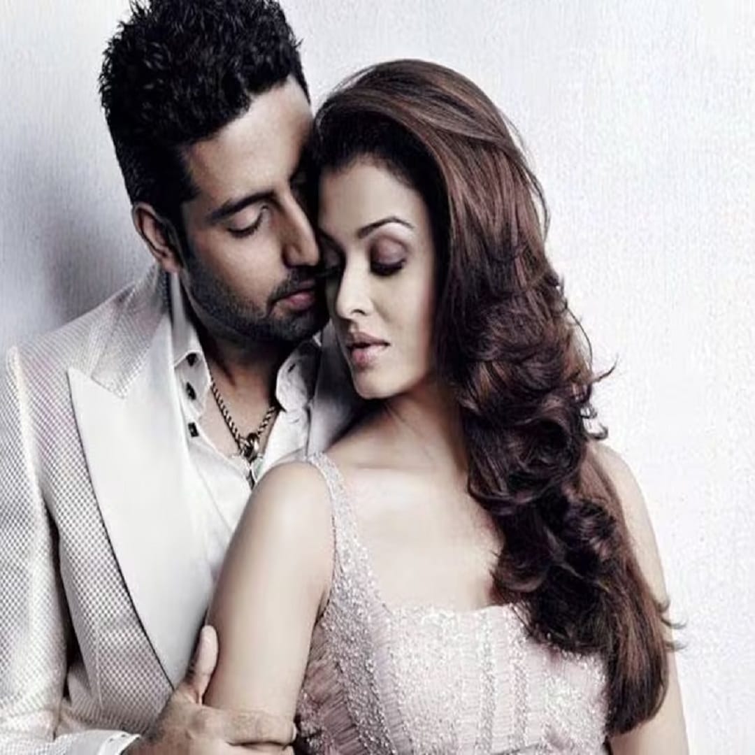 जेव्हा योग्य वेळ आली तेव्हा  अभिषेक याने ऐश्वर्याला त्याच्या हॉटेलच्या बालकनीत नेलं आणि लग्नासाठी मागणी घातली... ऐश्वर्या हिने होकार दिल्यानंतर दोघांच्या नात्याची नवीन सुरुवात झाली.. ग्लोबर स्टार असून देखील दोघांनी त्यांच्या नात्याची  पकड कायम मजबूत ठेवली. आज दोघे लेक आराध्या हिच्यासोबत आनंदी आयुष्य जगत आहेत. 