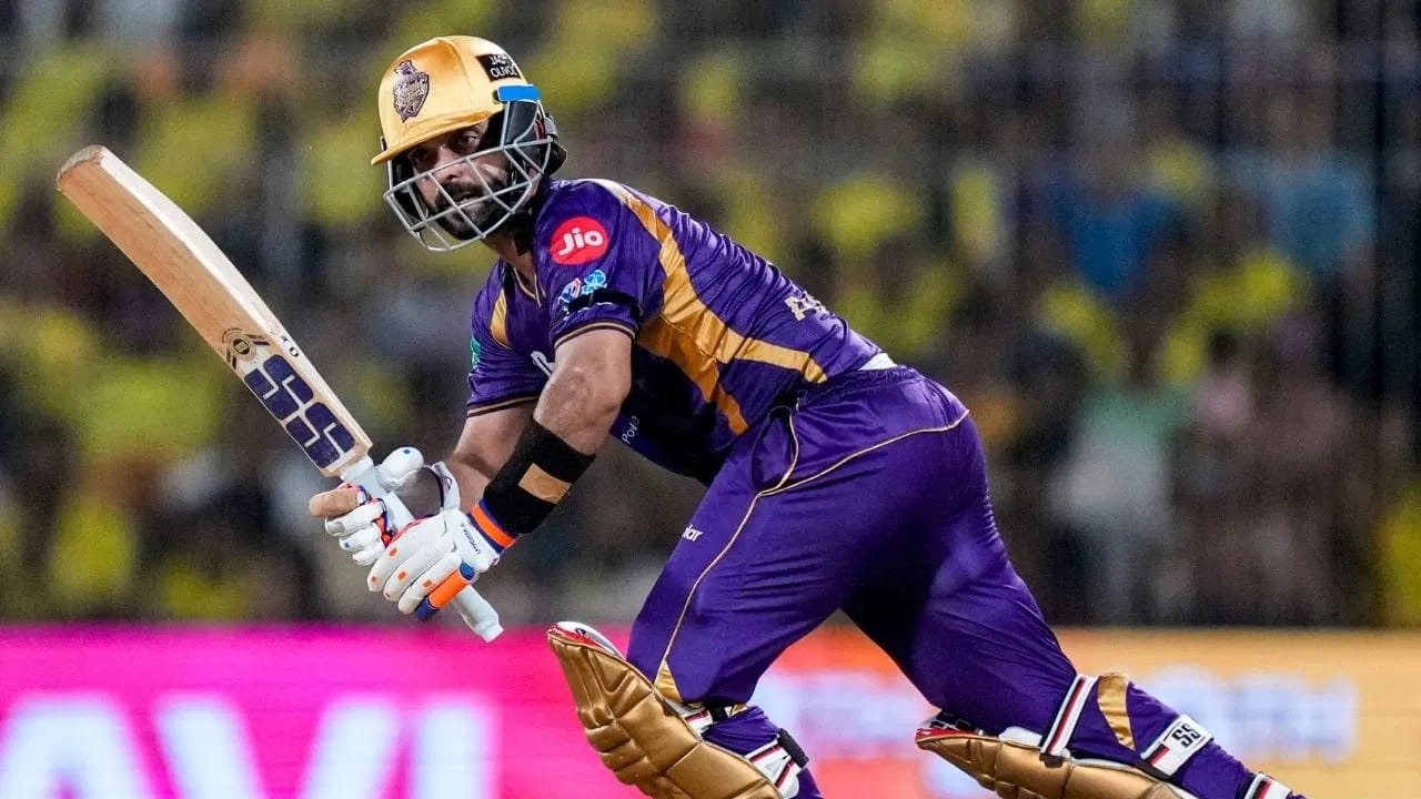 केकेआरने 19 एप्रिलला आयपीएल स्पर्धेच्या 19 व्या मोसमात आपल्या मोहिमेतील सातव्या सामन्यात विजयाचं खातं उघडलं. त्यामुळे कोलकाताच्या चाहत्यांना दिलासा मिळाला. मात्र कर्णधार अजिंक्य रहाणे सातत्याने धावा करण्यात अपयशी ठरत आहे. त्यामुळे अजिंक्यच्या नावावर नकोसा विक्रम झाला आहे. (Photo Credit: PTI)