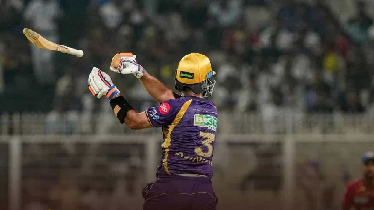 Video: अजिंक्य रहाणेचा हा षटकार पाहिलात का? बॅट हातून सुटली आणि...