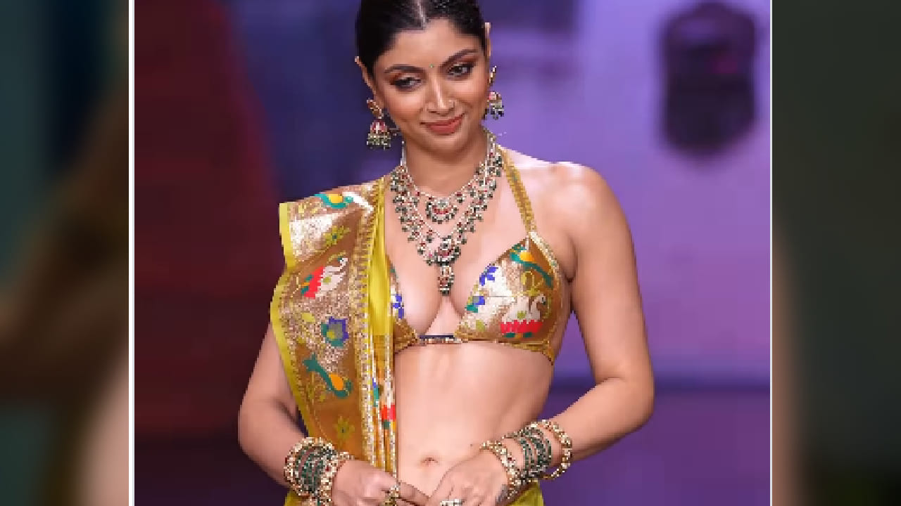 आकांक्षा पुरी अलीकडेच एका फॅशन शोमध्ये साडीसोबत बिकिनी स्टाइल ब्लाउज परिधान करून रॅम्प वॉक करताना दिसली. या लूकमुळे सोशल मीडियावर मोठी चर्चा रंगली असून अनेकांनी त्यावर टीका केली आहे.