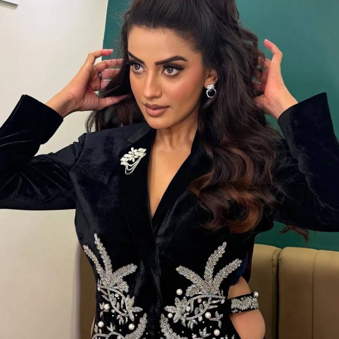  अक्षरा सिंह आता फक्त  भोजपुरी सिनेमाचा हिस्सा नाही, ती हिंदी प्रेक्षकांमध्ये सुद्धा चर्चेत असते. अभिनयासह ती गाणी सुद्धा गाते. अक्षरा सिंह भोजपुरी सिनेमातील सर्वाधिक कमाई करणारी अभिनेत्री आहे. तिला एका चित्रपटासाठी 12 ते 18 लाख रुपये मिळतात. तिची नेटवर्थ 50 ते 60 कोटी आहे.  