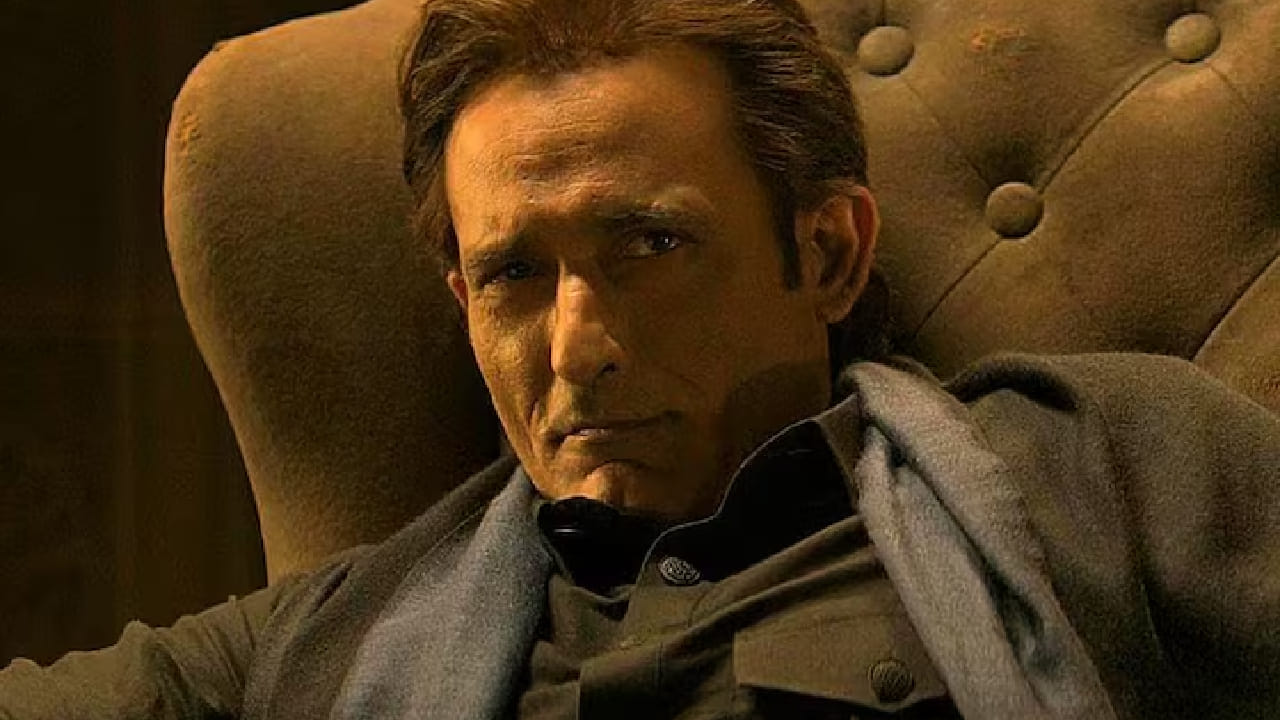 अक्षय खन्नाने छावा या चित्रपटात मुघल बादशाह औरंगजेबाची क्रूर भूमिका साकारली. त्याच्या या भूमिकेतील थंडपणा आणि निर्दयता प्रेक्षकांना विशेष भावली.तसेच धुरंधर या चित्रपटात त्याने ‘रहमान डकैत’ची भूमिका साकारत पुन्हा एकदा खलनायकी अंदाजाने सर्वांना आश्चर्यचकित केले.