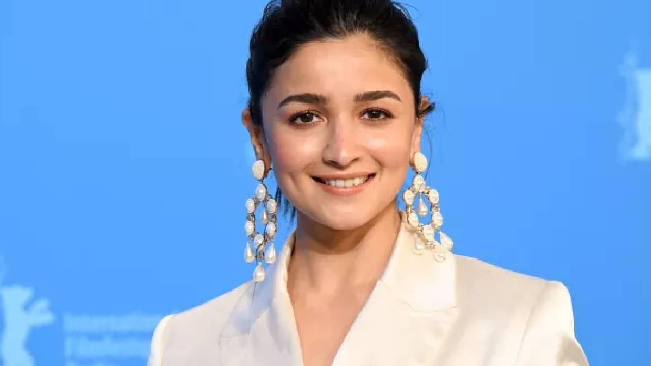 पती रणबीर प्रमाणेच, बॉलिवूड अभिनेत्री आलिया भट्टनेही शिक्षण पूर्ण केलेलं नाही. आलिया भट्ट जमनाबाई नरसी शाळेत शिकली आणि नंतर अभिनय क्षेत्रात करिअर करण्यासाठी तिने शिक्षण अर्धवट सोडलं. 'स्टुडंट ऑफ द इयर' या चित्रपटात काम करण्यासाठी तिने बारावीची परीक्षा दिली नाहीत आणि शिक्षणचं सोडून दिलं.