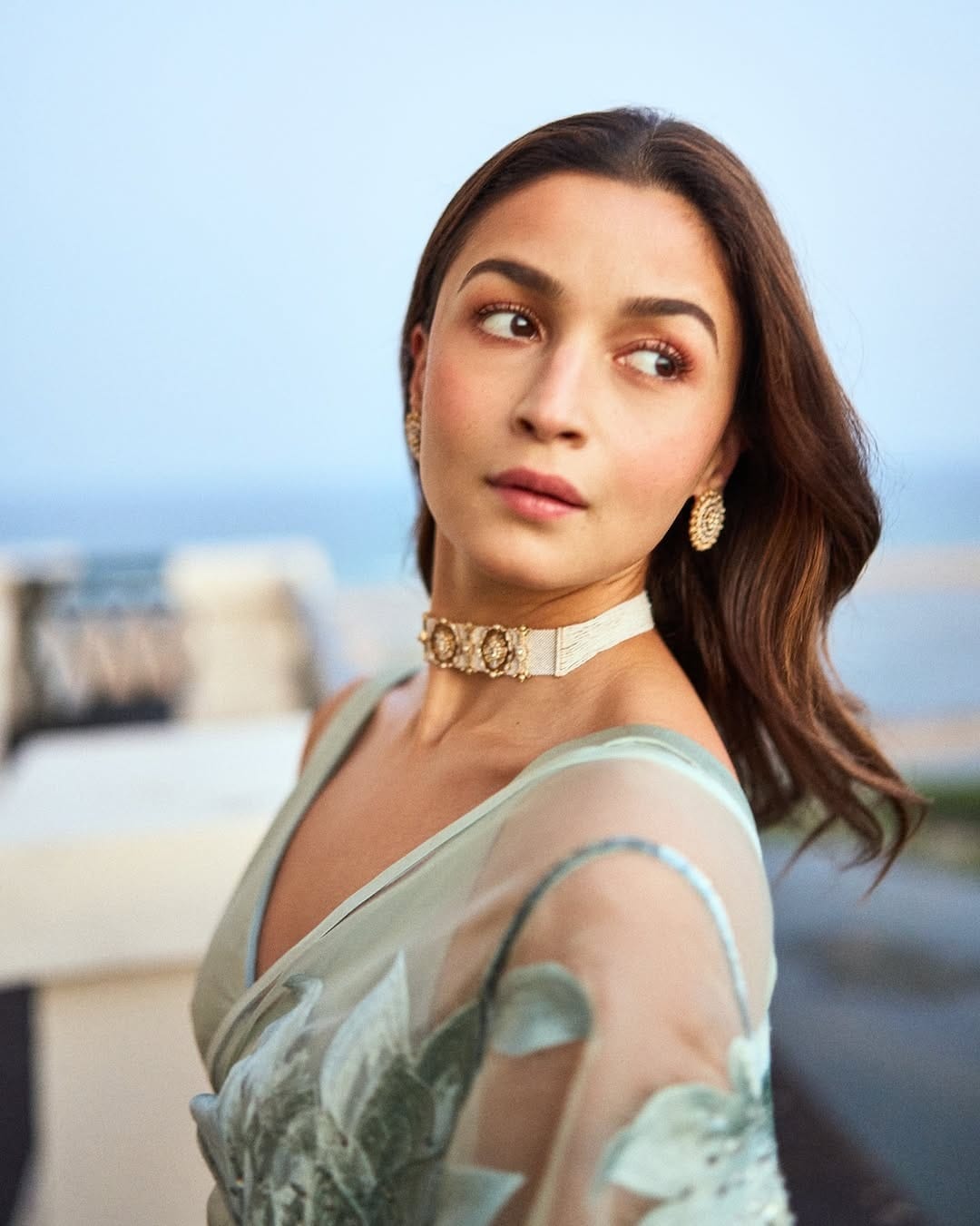 साडीमध्ये आलिया प्रडंच क्लासी आणि ग्लॅमरस दिसत आहे. चाहत्यांना देखील अभिनेत्रीचा लूक फार आवडला आहे. आलिया कायम सोशल मीडियावर वेगवेगळ्या लूकमध्ये फोटो आणि व्हिडीओ पोस्ट करत असते.