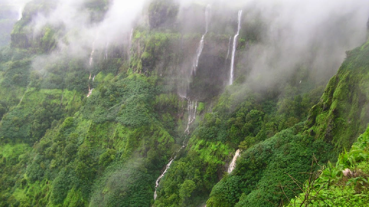 अप्रतिम सौंदर्यामुळे या हिल स्टेशनचे स्वर्गाहून सुंदर असे वर्णन केले जाते. मडगावपासून सुमारे 109 किलोमीटर अंतरावर असलेले अंबोली हे सह्याद्री पर्वतरांगांमध्ये वसलेले आहे. येथे दाट जंगल, हिरवाईने नटलेले डोंगर, धुक्याची चादर आणि मनमोहक धबधबे यामुळे संपूर्ण परिसर अतिशय मोहक भासतो.