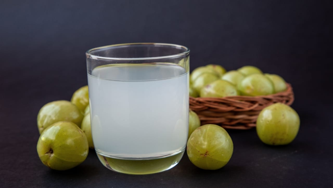 लिंबाला व्हिटॅमिन 'सी'चा सर्वोत्तम पर्याय म्हणजे आवळा. आवळ्याचा रस नियमित घेतल्यास रोगप्रतिकारशक्ती वाढते आणि कडक उन्हातही उत्साह टिकून राहतो.