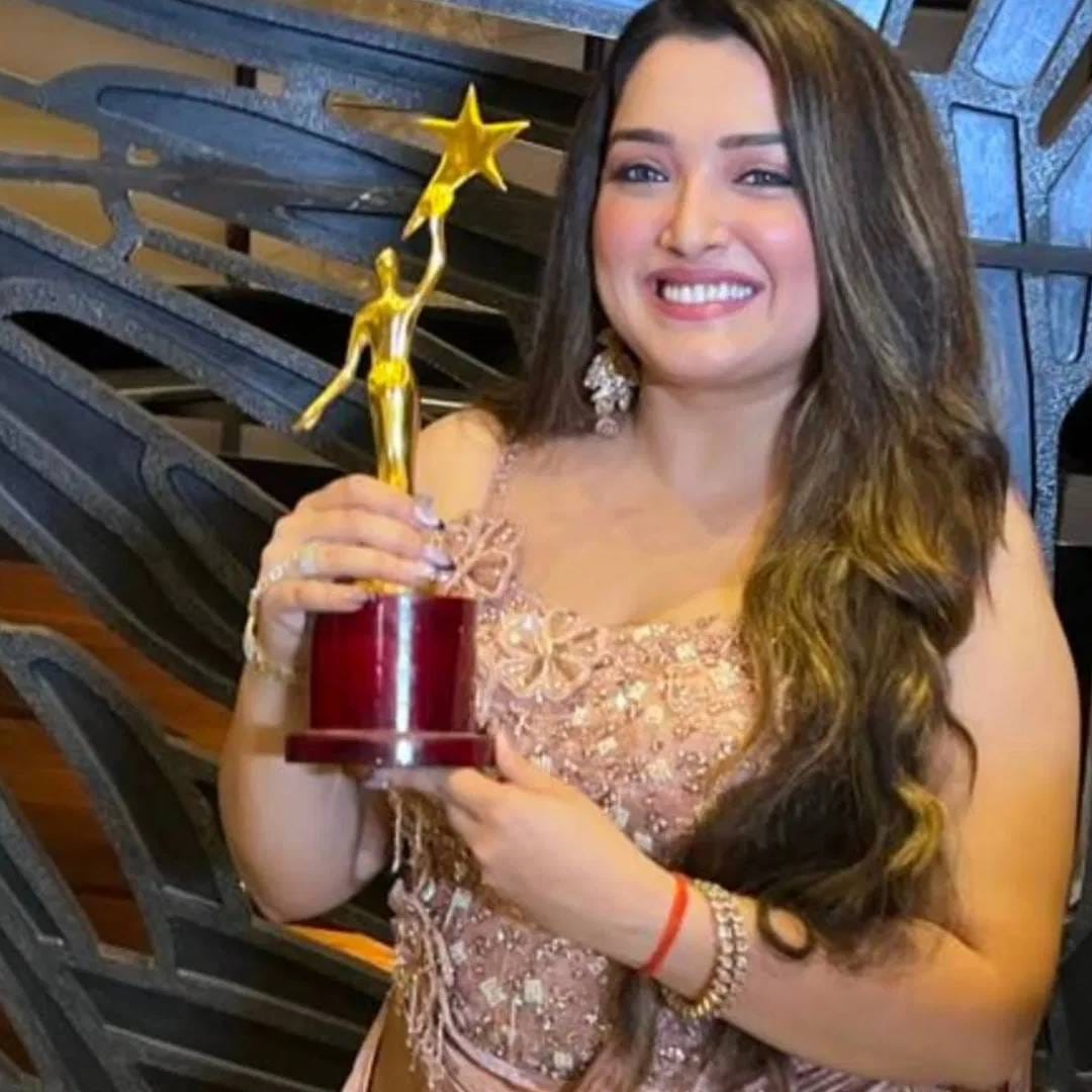 आम्रपाली दुबे भोजपुरी फिल्म इंडस्ट्रीतील सर्वात सुंदर अभिनेत्री मानली जाते. आम्रपाली दुबेने करियरमध्ये खूप नाव कमावलय. चित्रपटांशिवाय ती  सोशल मीडियावर खूप एक्टिव आहे. रिपोर्ट्सनुसार ती एका चित्रपटासाठी  10 ते 15 लाख रुपये चार्ज करते.  रिपोर्ट्सनुसार तिची नेटवर्थ 25 ते 30 कोटी रुपये आहे.  