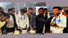 आरोपीकडून भररस्त्यात वाढदिवस साजरा, पोलिसांनी केक भरवला