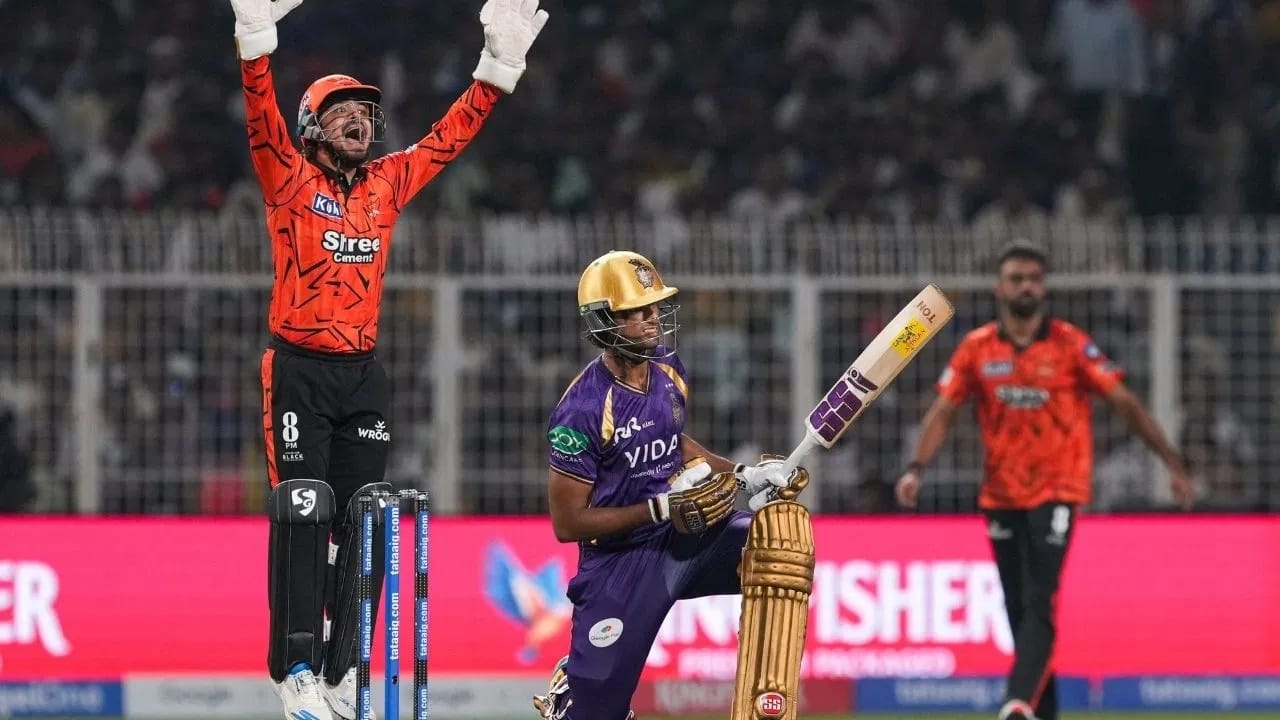 आयपीएल स्पर्धेच्या 19 व्या मोसमातील दुसऱ्या फेरीला सुरुवात झाली आहे.  दुसऱ्या फेरीतील पहिल्या सामन्या कोलकाता विरुद्ध हैदराबाद आमनेसामने होते. दोन्ही संघांचा हा या मोसमातील दुसरा सामना होता. या दुसऱ्या फेरीच्या सुरुवातीपासून पॉइंट्स टेबल आणि ऑरेंज आणि पर्पल कॅपसाठी चुरस पाहायला मिळत आहे. ऑरेंज कॅपच्या शर्यतीत कोलकाता आणि हैदराबादच्या फलंदाजांचा बोलबाला आहे. (Photo Credit: PTI)