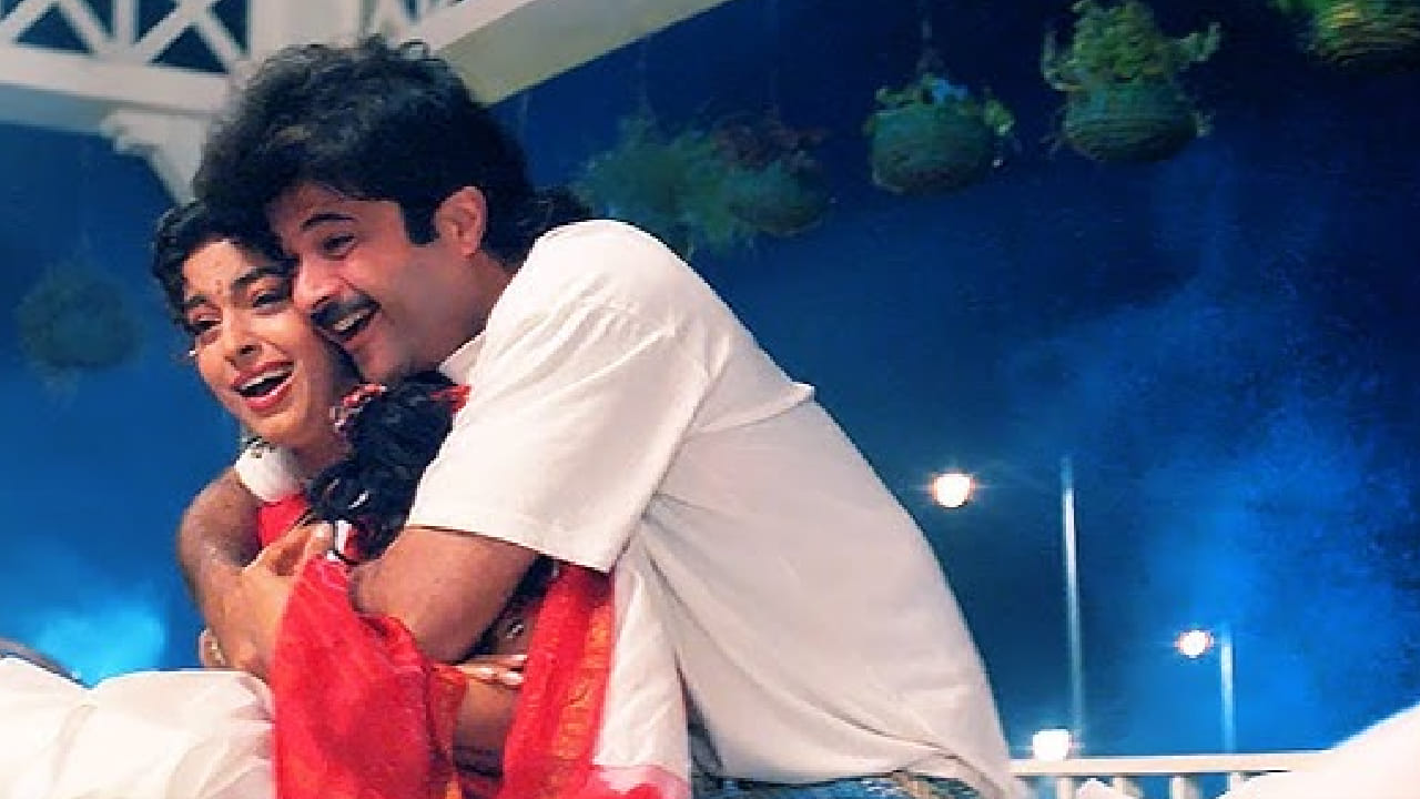 आपण बोलत आहोत 1994 साली प्रदर्शित झालेल्या अंदाज या चित्रपटातील प्रसिद्ध गाणं ‘खड़ा है’ बद्दल. या गाण्यात अनिल कपूर आणि जूही चावला यांची जोडी पाहायला मिळाली होती. गाण्याचे बोल आणि त्यातील काही शब्दांमुळे त्या काळात मोठा वाद निर्माण झाला होता.