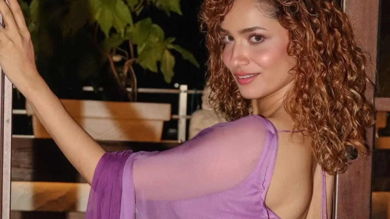 रिपोर्टनुसार, अंकिता लोखंडेची नेटवर्थ सुमारे 30 कोटी रुपये आहे तर श्वेता तिवारी जवळपास 81 कोटींच्या मालमत्तेची मालकीण आहे. दोघींमध्ये वयाचं अंतर जरी कमी असलं तरी फिटनेस आणि ग्लॅमरच्या बाबतीत अंकिता लोखंडेची वेगळीच ओळख आहे.